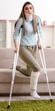 Araba kazasından sonra evde acı çeken genç kadın.