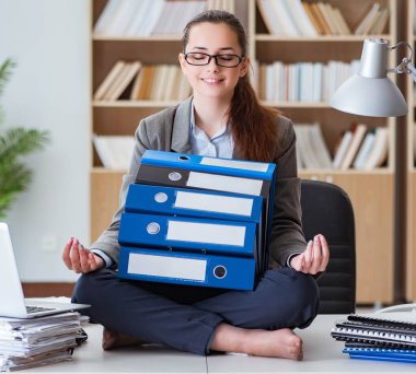 Ofiste meditasyon yapan iş kadını.