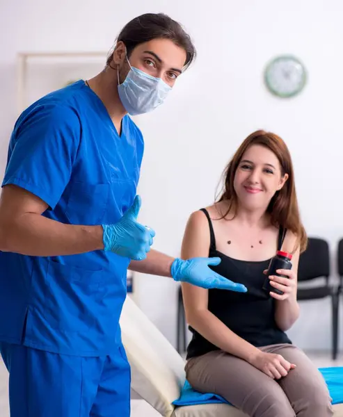 Young Woman Visiting Doctor Dermatologist — Stock Photo, Image