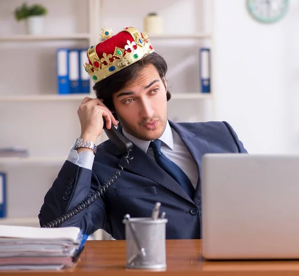 事務所で働いてる若い王のビジネスマン — ストック写真