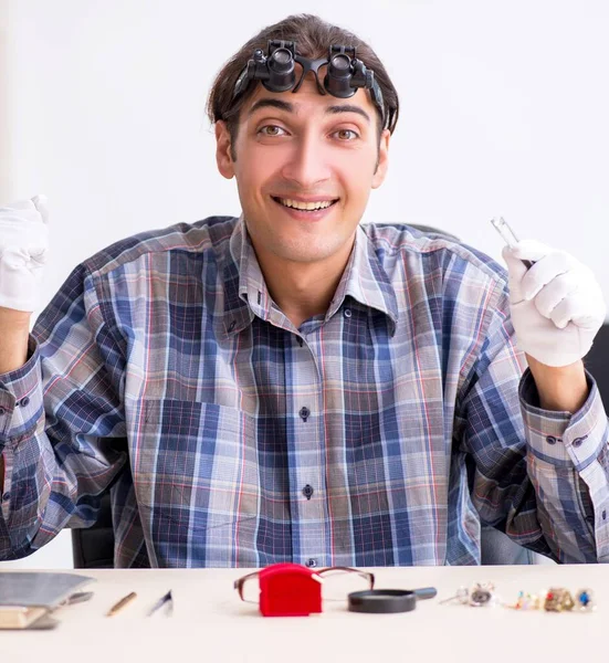 Young Male Jeweler Workshop — Stock Photo, Image
