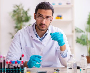 Laboratuvarda çalışan genç erkek doktor.