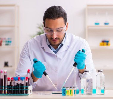 Laboratuvarda çalışan genç erkek doktor.