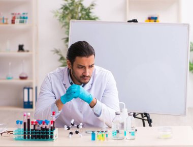 Laboratuvarda çalışan genç erkek doktor.