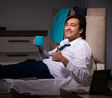 Gece vardiyasından sonra evde çalışan genç çalışan.