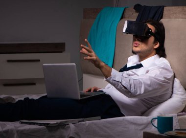 Gece vardiyasından sonra evde çalışan genç çalışan.