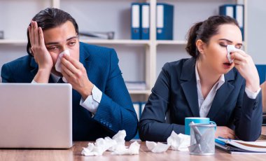 İşyerinde acı çeken iki çalışan.