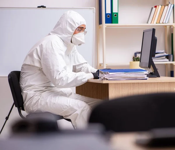 Office Worker Working Quarantine Self Isolation — Stock Photo, Image