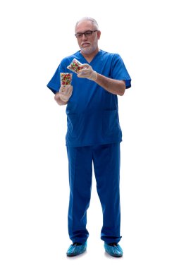 Yaşlı doktor beyaza izole edilmiş haplar önerdi.