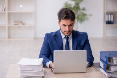 Ofiste çalışan genç bir çalışan.