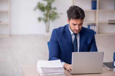 Ofiste çalışan genç bir çalışan.