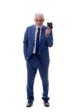 Yaşlı erkek patron telefonda konuşuyor.