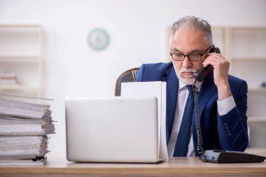 Eski bir çalışan telefonla konuşuyor.