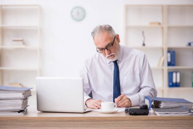 Eski çalışanım ve ofiste çok işim var.