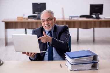 İş yerinde çalışan eski bir işadamı