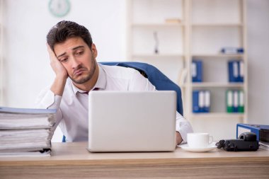 Ofiste çalışan genç bir çalışan.