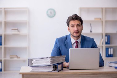 Ofiste çalışan genç bir çalışan.