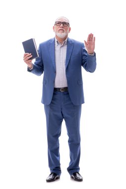 Eski patron beyaz üzerine kitap tutuyor.