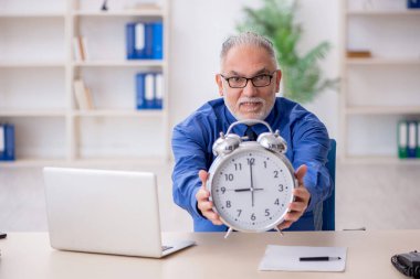 Zaman yönetimi konseptinde eski bir çalışan
