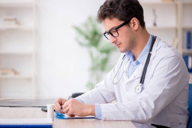 Hastanede çalışan genç bir doktor.