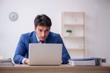 İş yerinde çalışan genç bir çalışan.