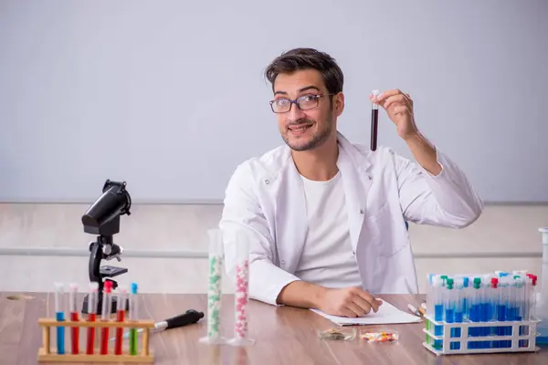 Young Chemist Front White Board — Foto Stock
