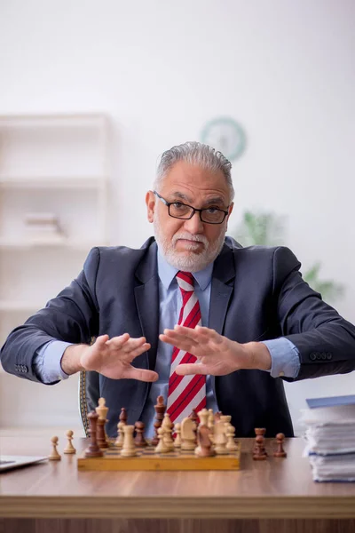 Old Employee Playing Chess Workplace — Stock Photo, Image