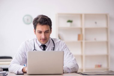 Teletıp konseptinde genç doktor