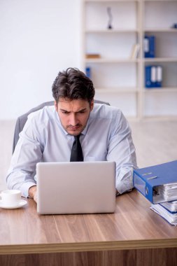 Ofiste çalışan genç bir çalışan.