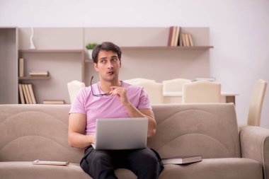 Evde sınava hazırlanan genç bir öğrenci.