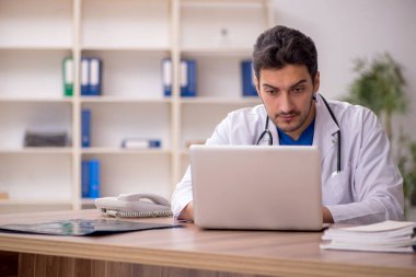 Teletıp konseptinde genç doktor