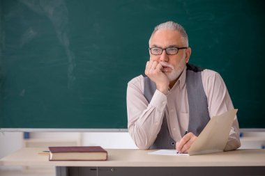 Sınıftaki eski öğretmen.