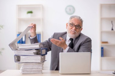 Old employee unhappy with excessive work at workplace