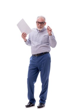 Eski patron beyaz üzerine izole edilmiş gazete okuyor.