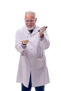 Yaşlı kimyagerin beyazı.
