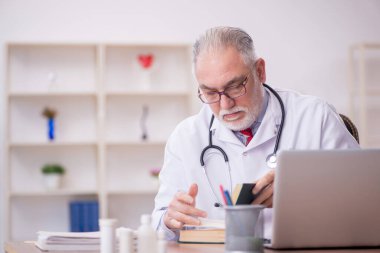 Hastanede çalışan yaşlı doktor.