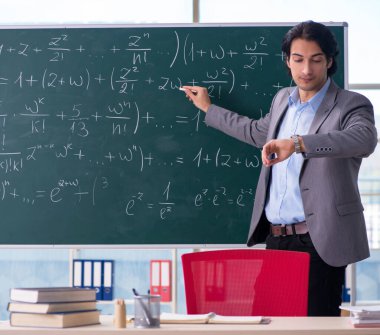 Sınıftaki genç yakışıklı matematik öğretmeni.