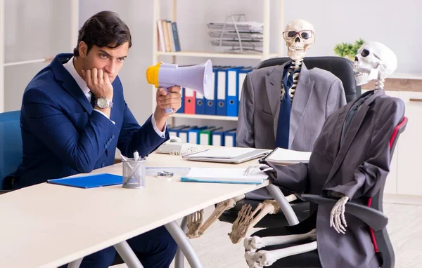 Det Roliga Affärsmötet Med Chef Och Skelett — Stockfoto
