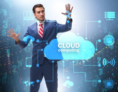 Kadınların tuşlara bastığı bulut hesaplama konsepti