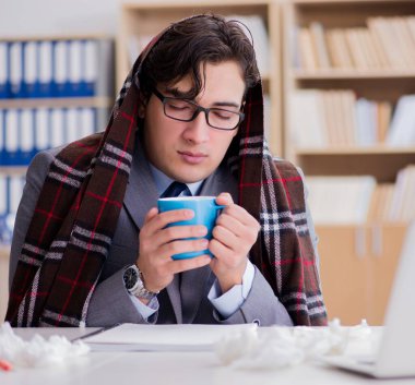 Ofiste hastalıktan muzdarip hasta işadamı.