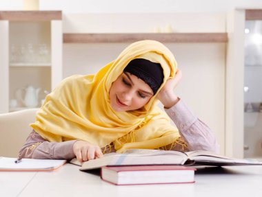 Sınavlara hazırlanan tesettürlü kız öğrenci.