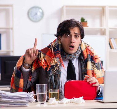 İş yerinde acı çeken genç bir erkek işçi.