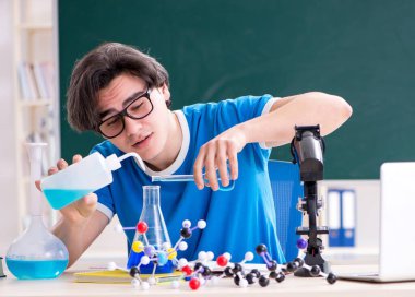 Sınıftaki genç erkek öğrenci.