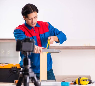 Genç müteahhit blogu için video kaydediyor.