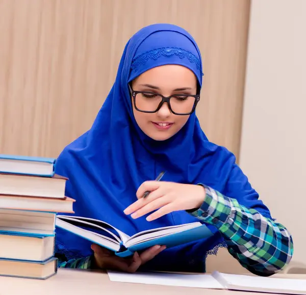 Fille Musulmane Prépare Pour Les Examens Entrée — Photo