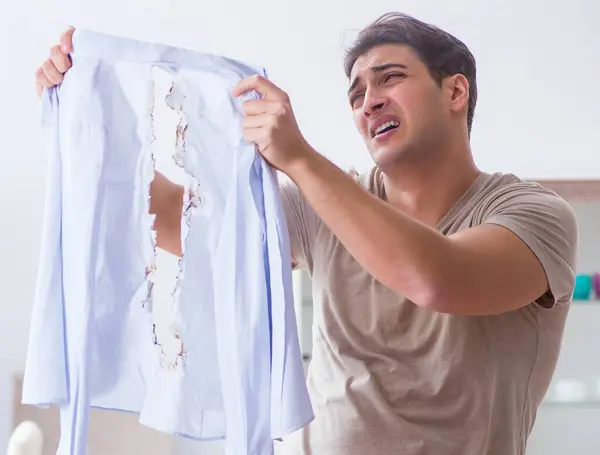 Suami Yang Tidak Perhatian Membakar Pakaian Saat Menyetrika — Stok Foto