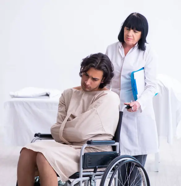 Old Female Psychiatrist Visiting Young Male Patient — Stock Photo, Image