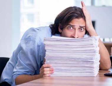 Genç çalışan aşırı işten memnun değil.