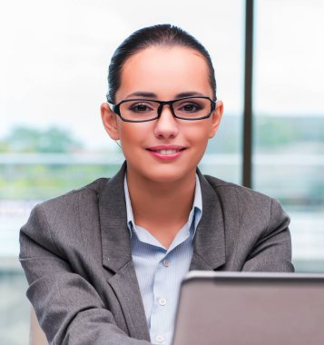 Ofiste çalışan genç iş kadını.