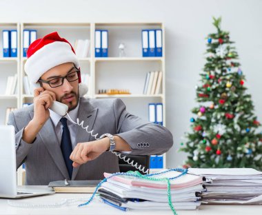 Genç işadamı Noel 'i ofiste kutluyor.